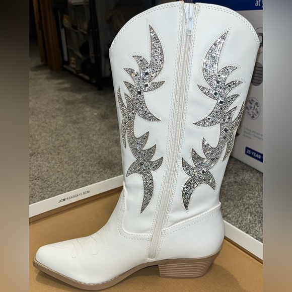 NEW Betsey Johnson SB-Aliza Ivory Western Boots Size 8 Crystal Embellished - Picture 4 of 16